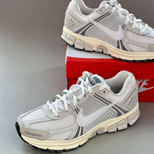 NIKE Air Zoom Vomero 5 灰黑 (HF0731-007)