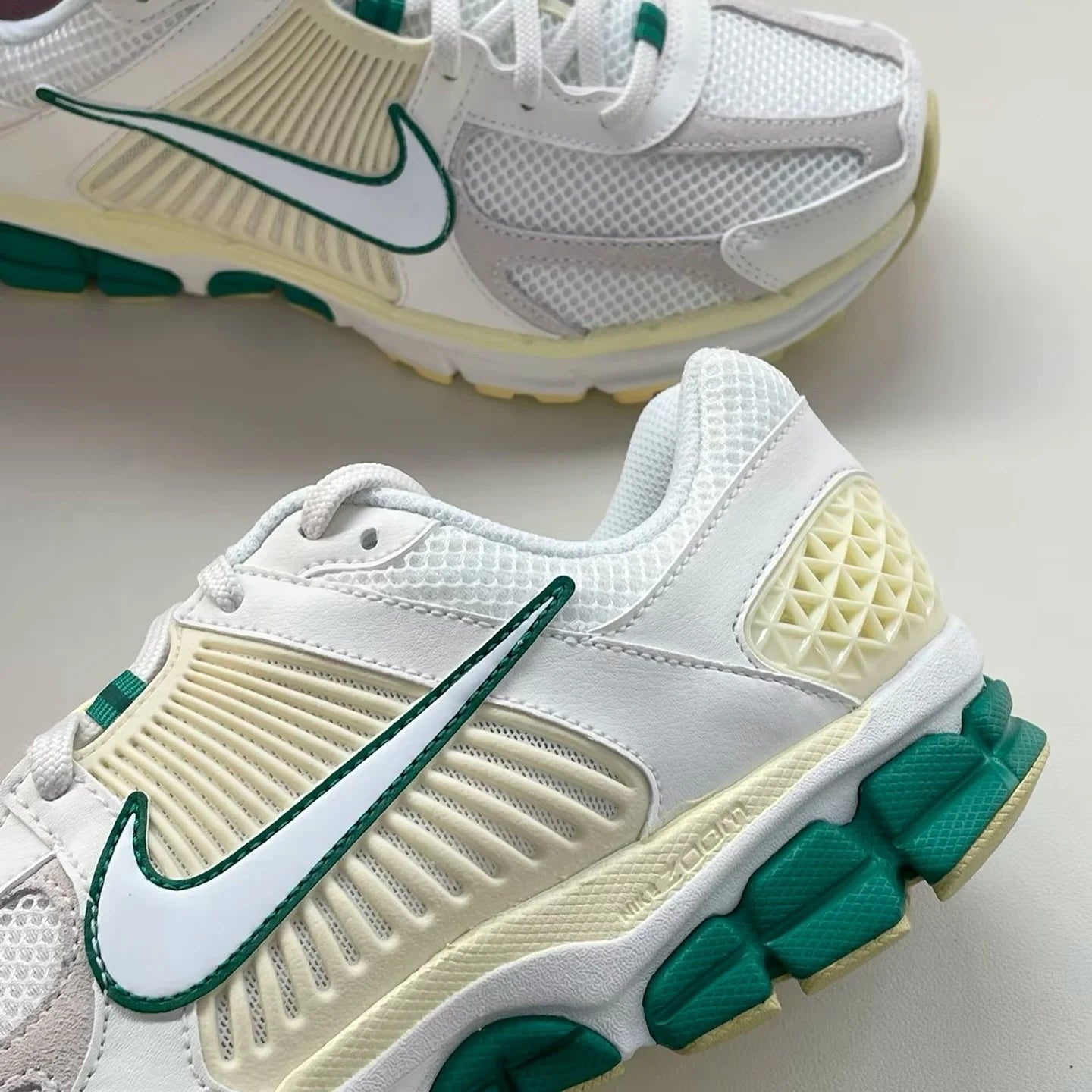 NIKE ZOOM VOMERO 5米黃綠 (FN8361-100)