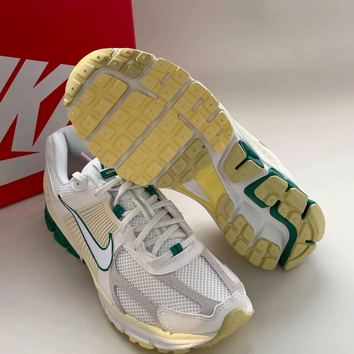 NIKE ZOOM VOMERO 5米黃綠 (FN8361-100)