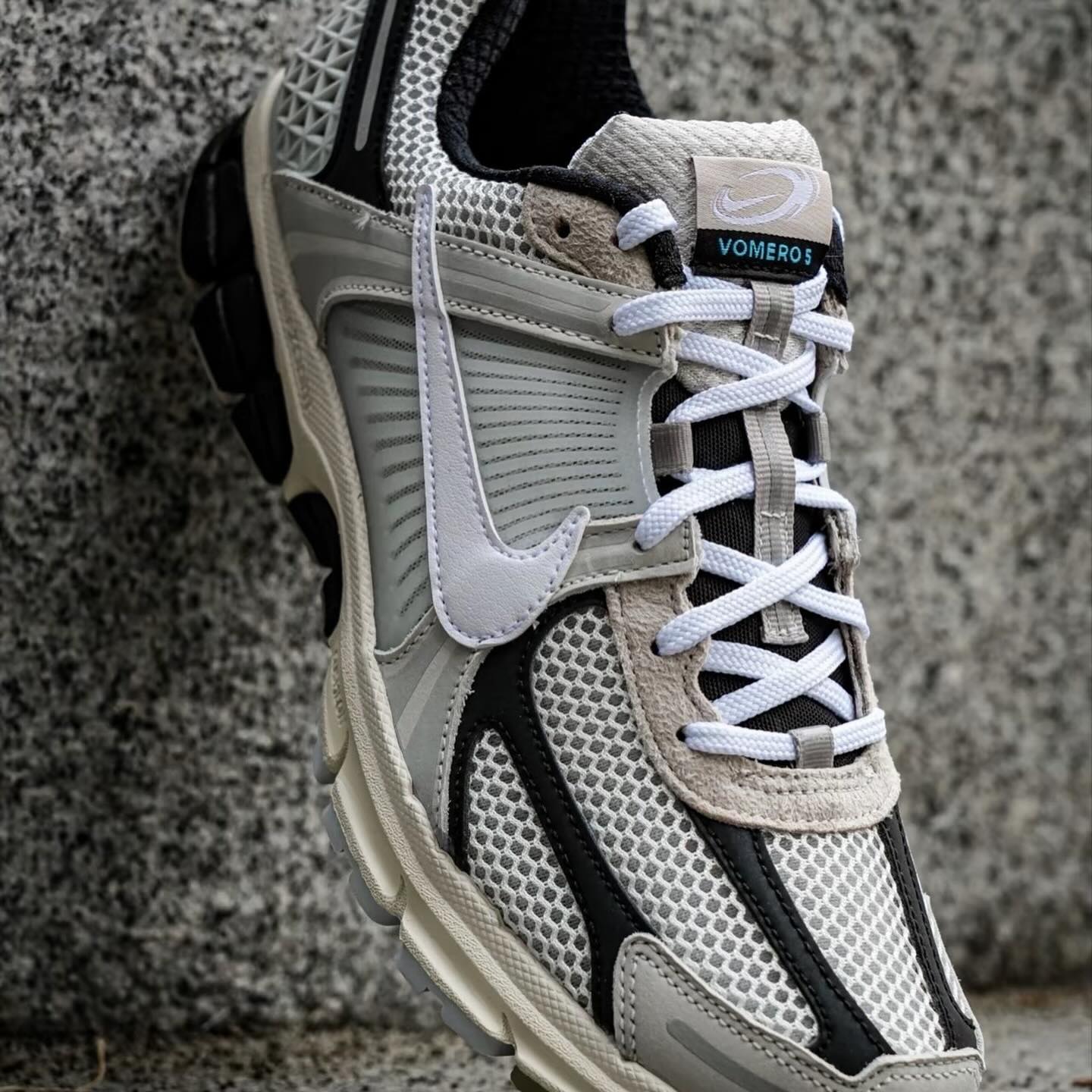 NIKE Zoom Vomero 5 White Black (FN7649-110)