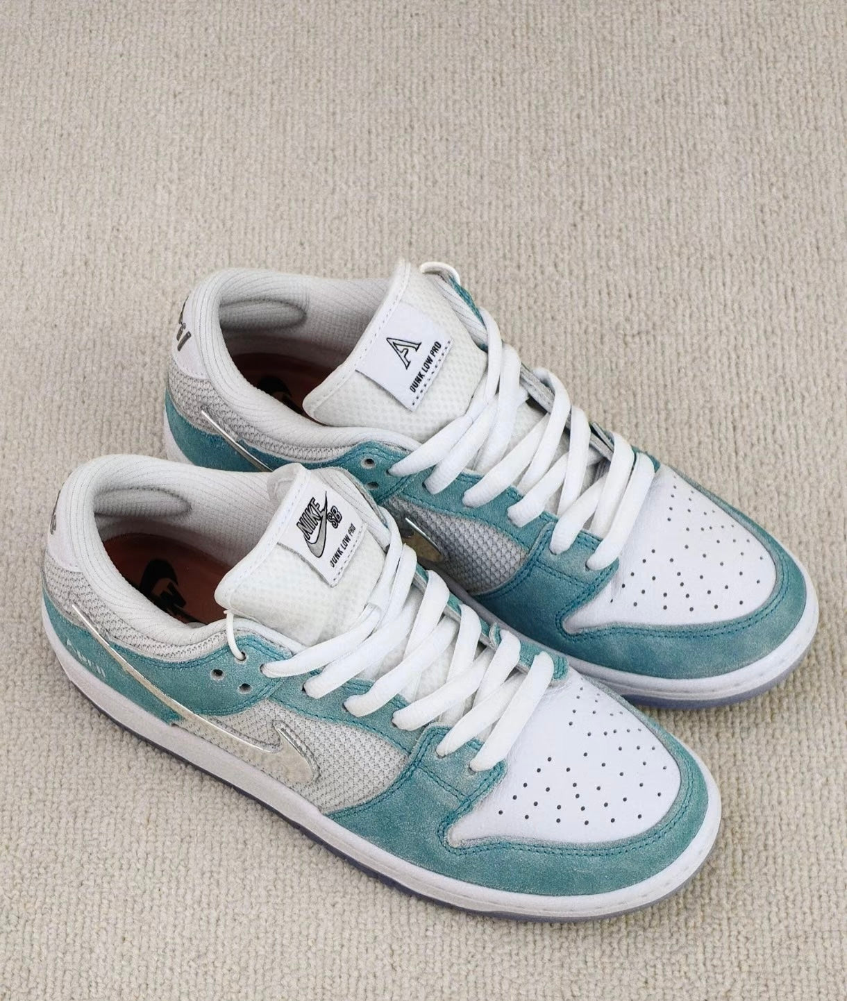 APRIL SKATEBOARDS x Nike SB Dunk Low (FD2562–400)
