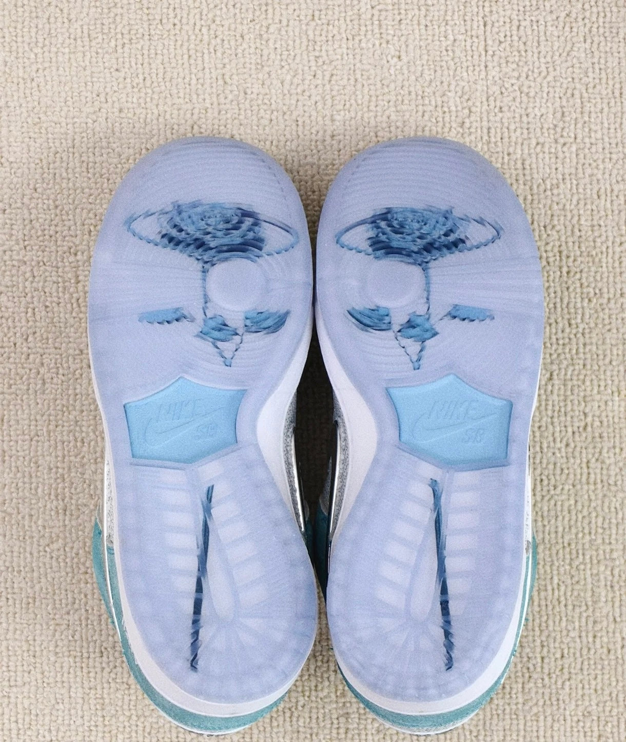APRIL SKATEBOARDS x Nike SB Dunk Low (FD2562–400)