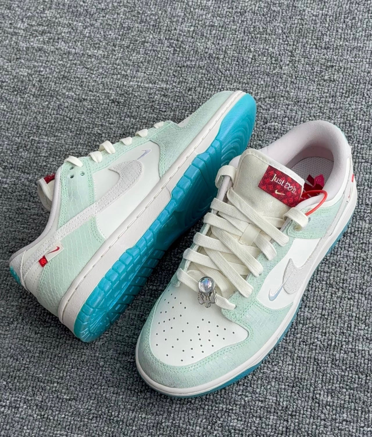 Nike Dunk Low LX ”Year of the Dragon“ (FZ5065-111)