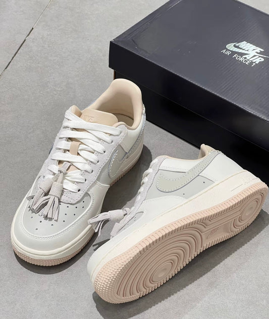 NIKE AIR FORCE 1 米粉 (HV1813-001)