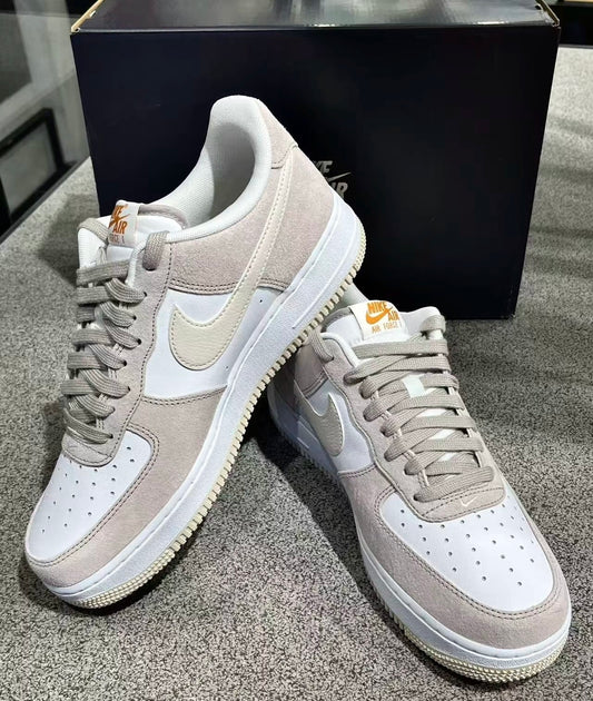 NIKE AIR FORCE 1 ‘07 College Grey / Light Orewood (IB3080-001)