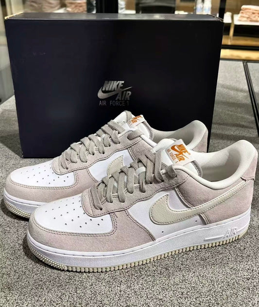 NIKE AIR FORCE 1 ‘07 College Grey / Light Orewood (IB3080-001)