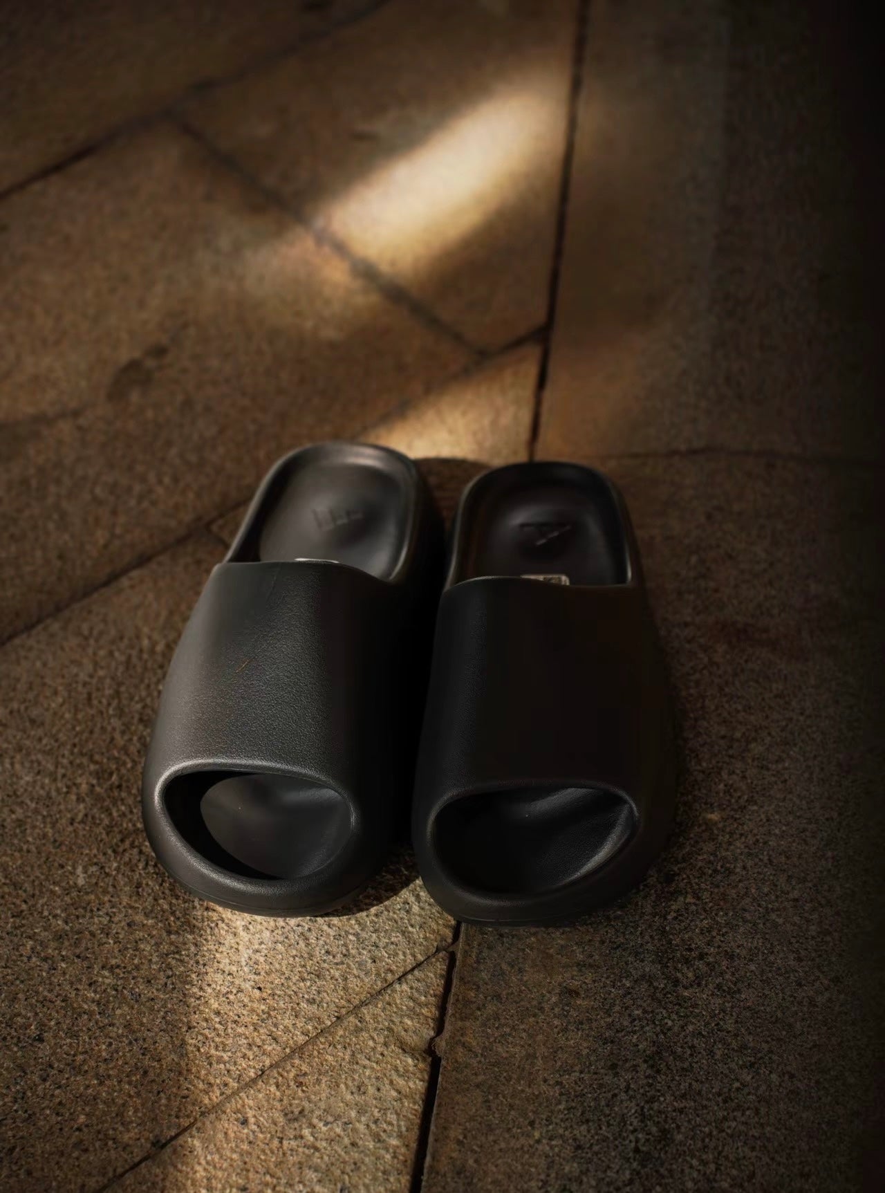 Adidas Originals Yeezy Slide Granite 深灰 (ID4132)
