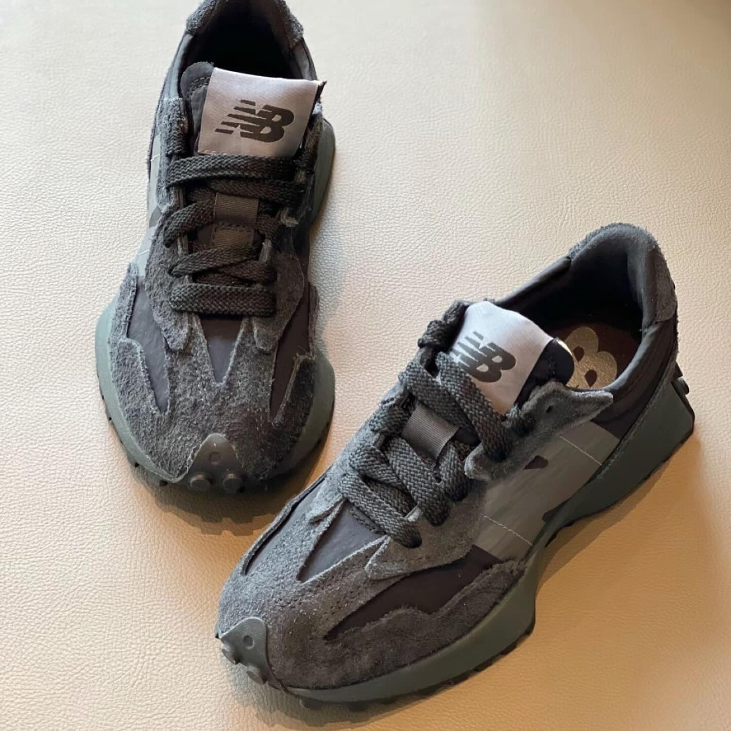(秋季優惠) New Balance 327 全黑 (U327WCD)