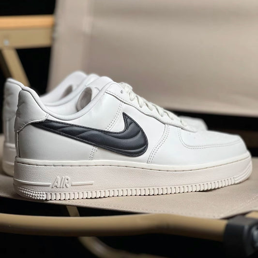 NIKE AIR FORCE 1 ”QUILTED SWOOSH“ (FV1182-001)