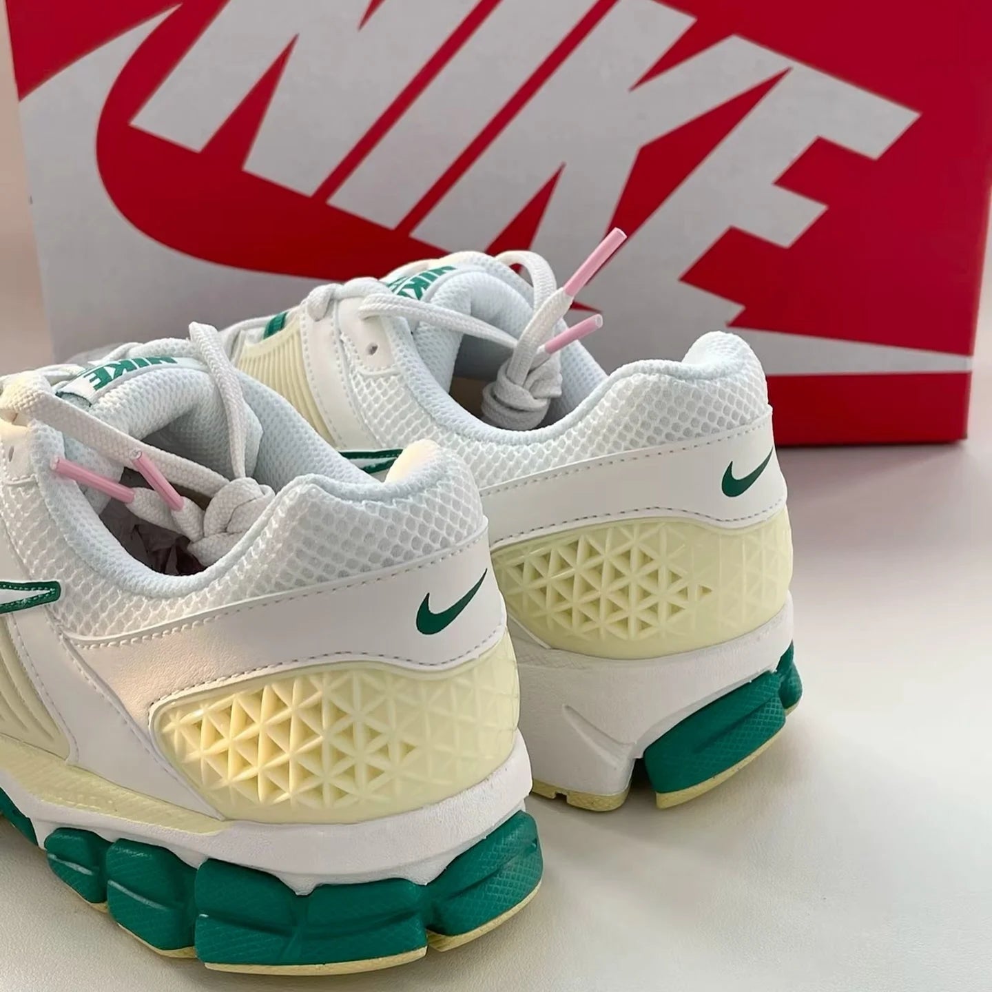 NIKE ZOOM VOMERO 5米黃綠 (FN8361-100)