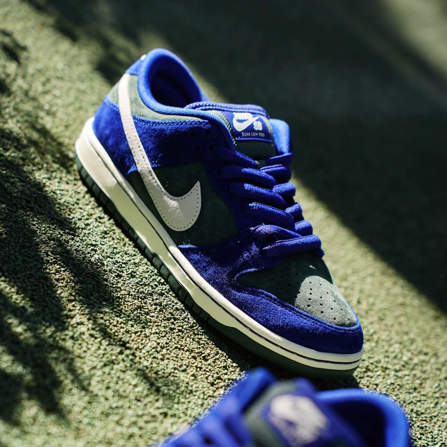 NIKE SB DUNK LOW DEEP ROYAL BLUE (HF3704-400)