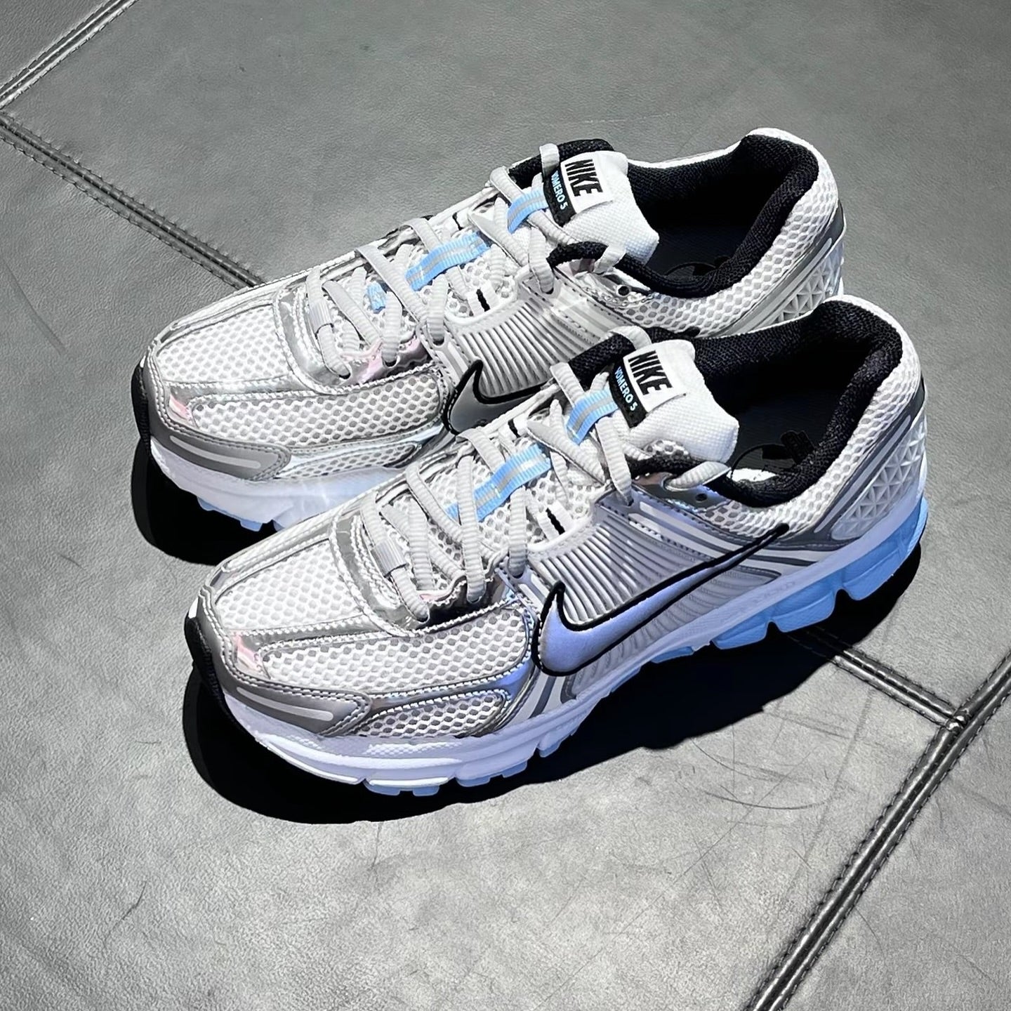 NIKE ZOOM VOMERO 5 WHITE METALLIC SILVER BLUE TINT (HF1877-100)