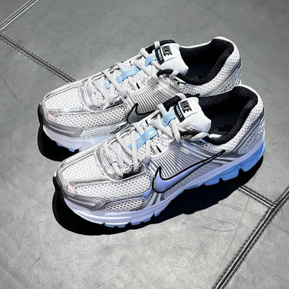 NIKE ZOOM VOMERO 5 WHITE METALLIC SILVER BLUE TINT (HF1877-100)