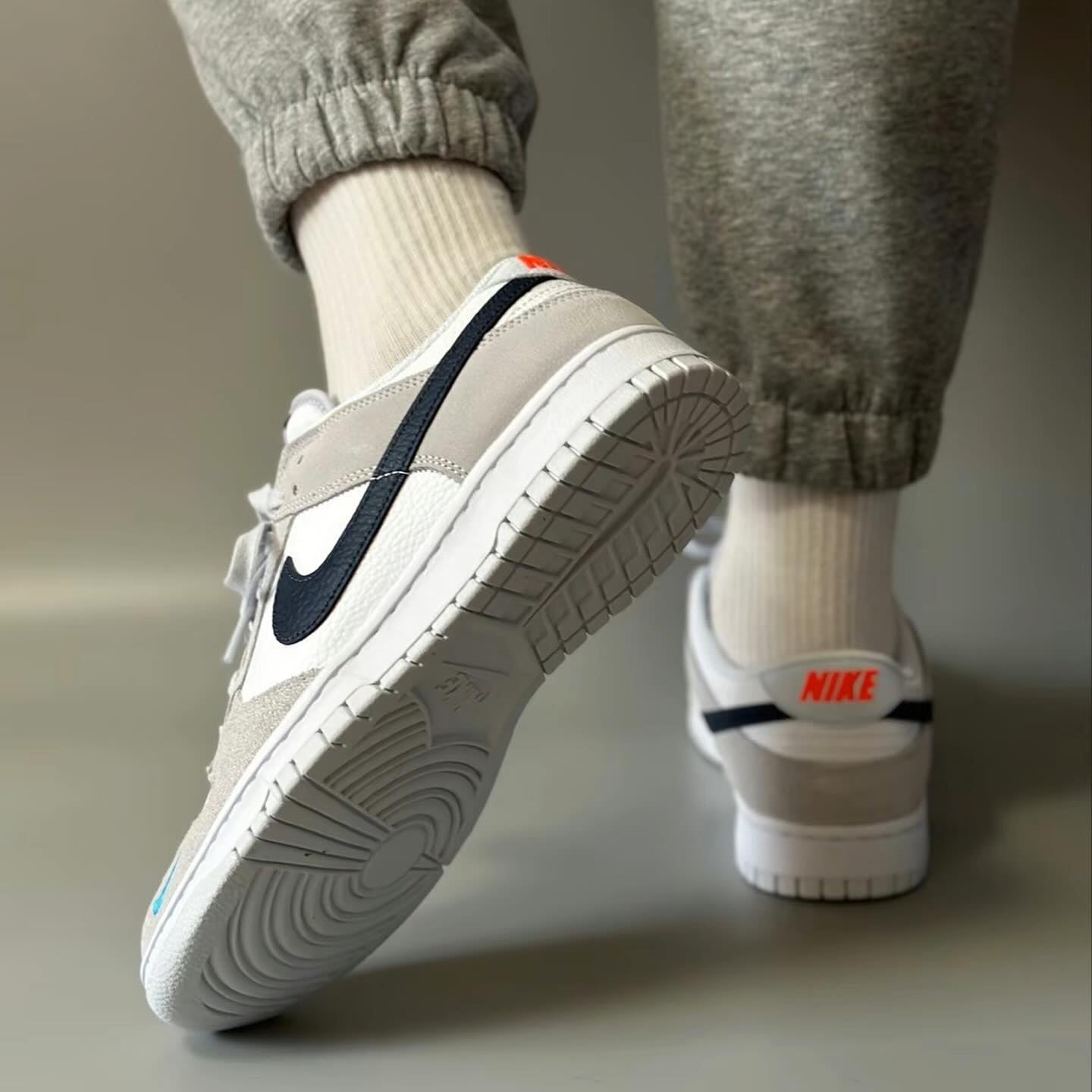 Dunk Low Mini Swoosh 黑白灰 (FJ4227-001)