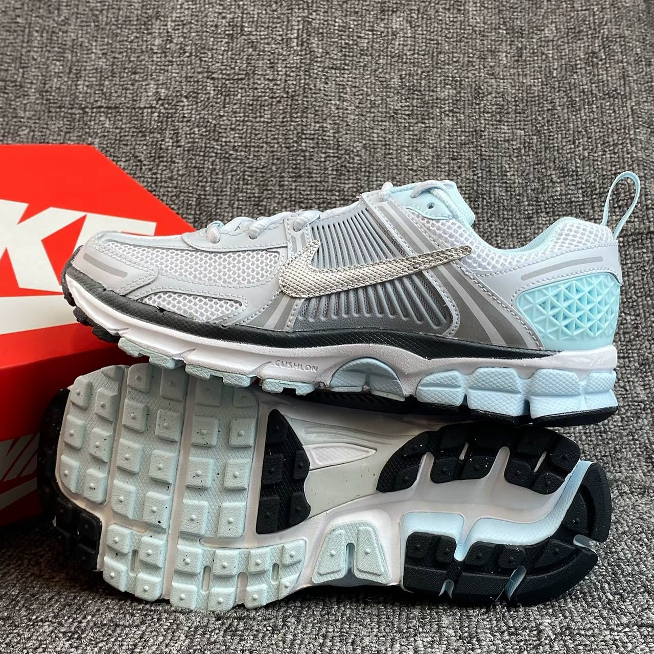 Nike Zoom Vomero GS Y2K銀灰藍(HQ3255-043)