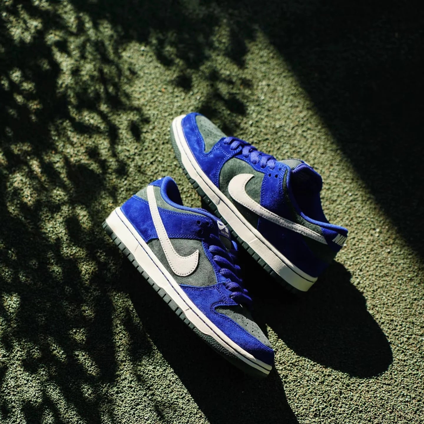 NIKE SB DUNK LOW DEEP ROYAL BLUE (HF3704-400)