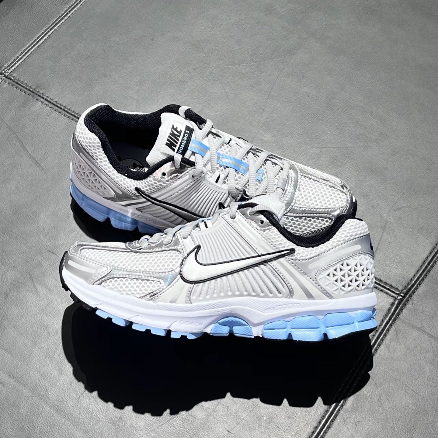 NIKE ZOOM VOMERO 5 WHITE METALLIC SILVER BLUE TINT (HF1877-100)