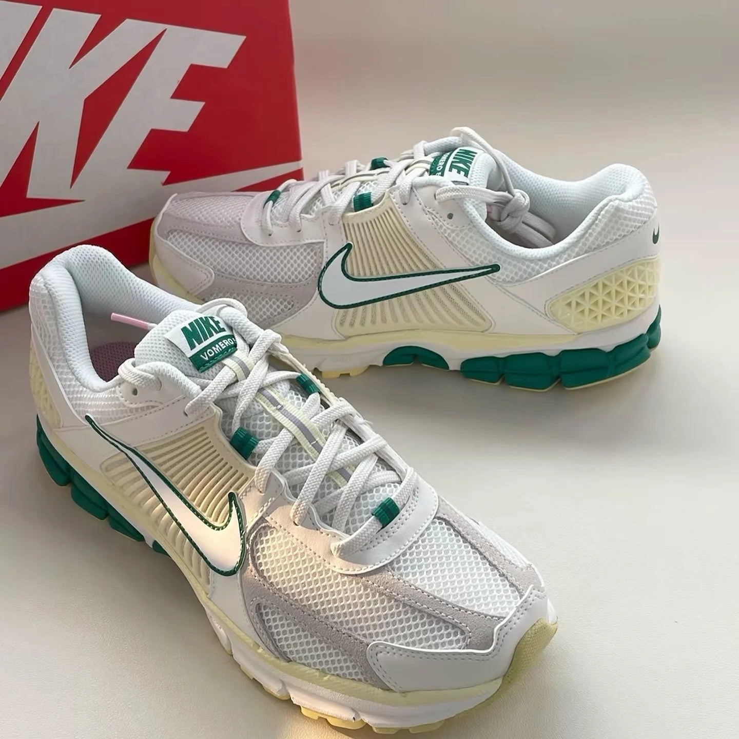 NIKE ZOOM VOMERO 5米黃綠 (FN8361-100)