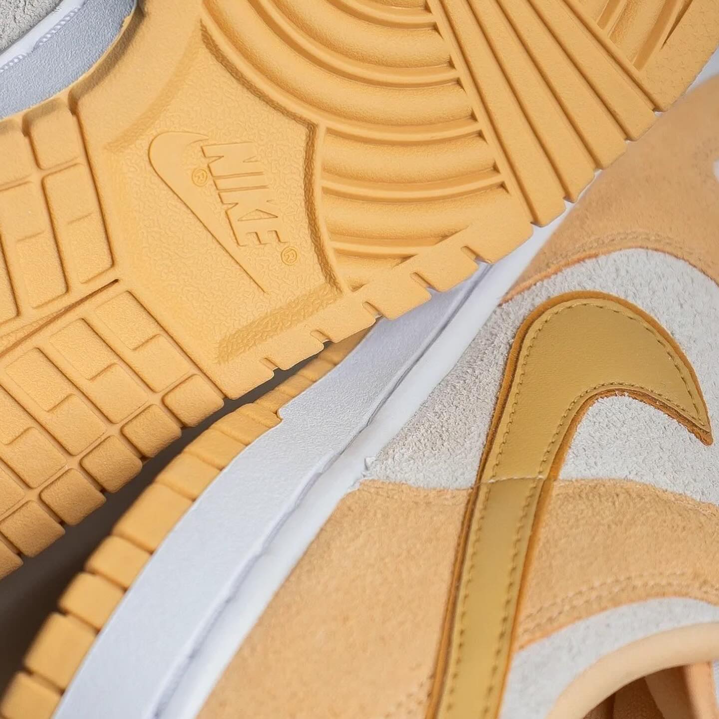 Nike Dunk Low Gold Suede (DV7411-200)