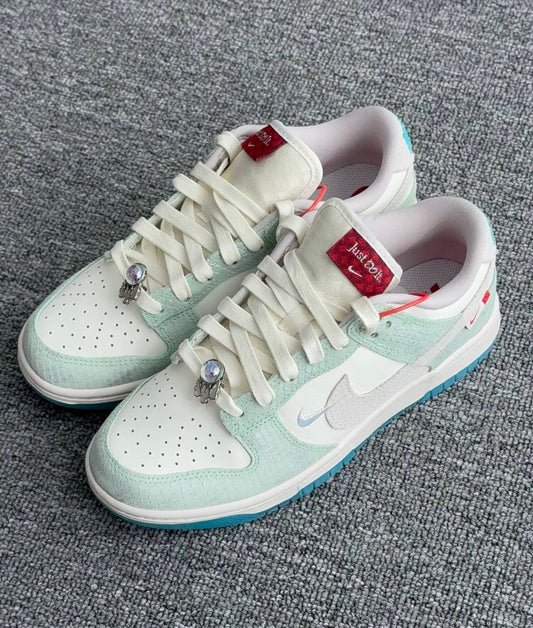 Nike Dunk Low LX ”Year of the Dragon“ (FZ5065-111)