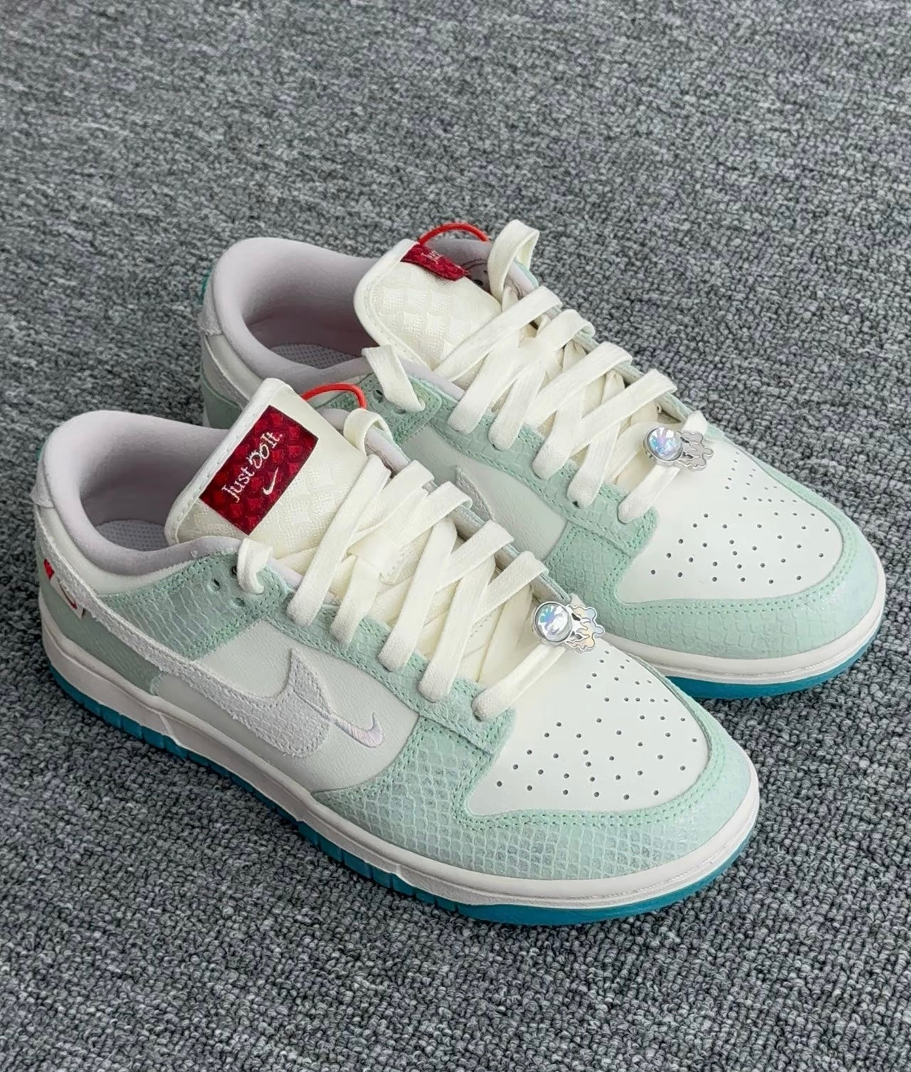 Nike Dunk Low LX ”Year of the Dragon“ (FZ5065-111)