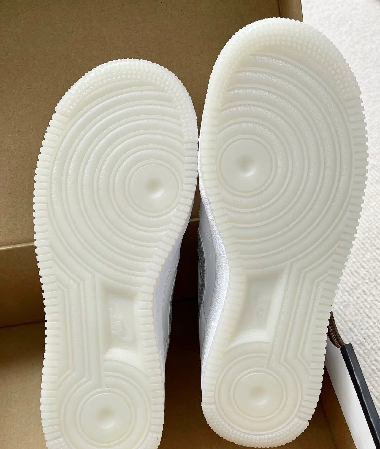NIKE AIR FORCE 1 ”GREY BLING“ (HQ3461-191)