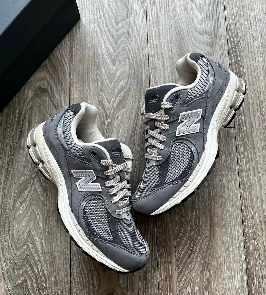New Balance 2002R 灰白 (M2002RNM)