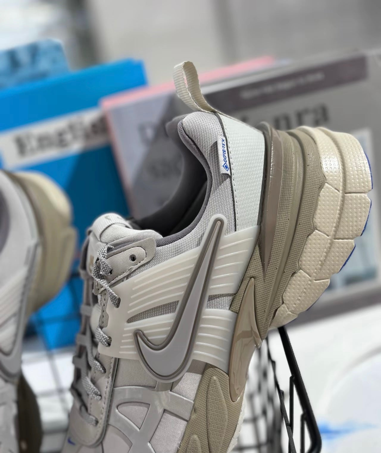 Nike V2K Run GTX 燕麥灰 (FZ2622-002)
