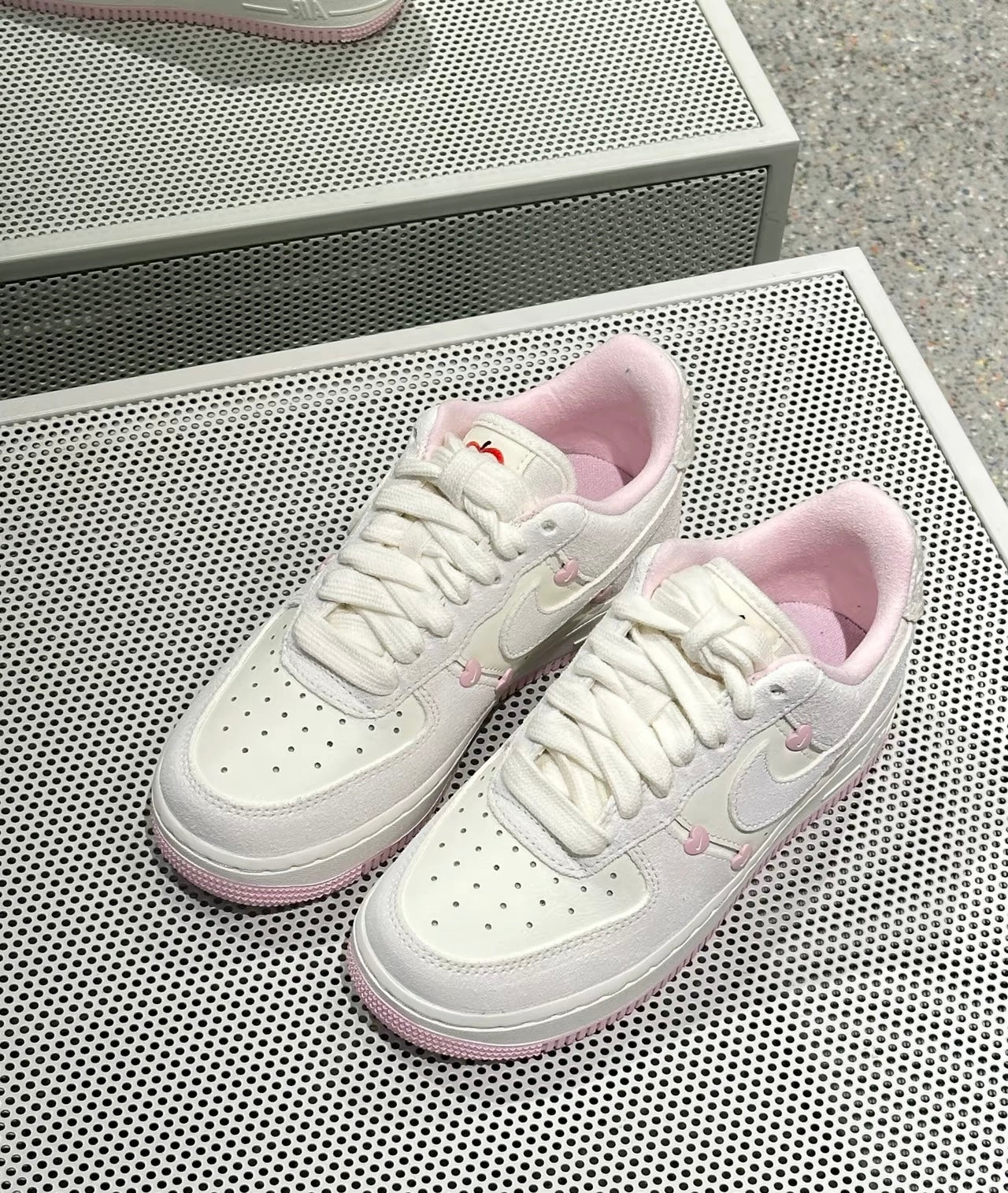 [粉色系秒殺] Nike Air Force Valentine‘s Day 2025 (HV5992-111)