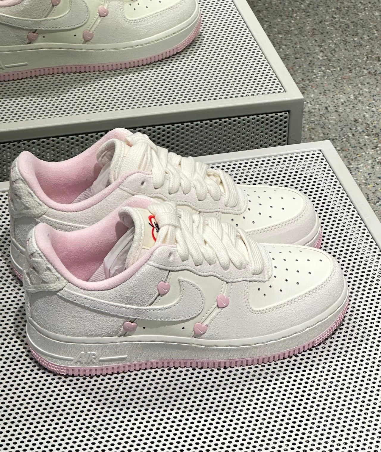 [粉色系秒殺] Nike Air Force Valentine‘s Day 2025 (HV5992-111)
