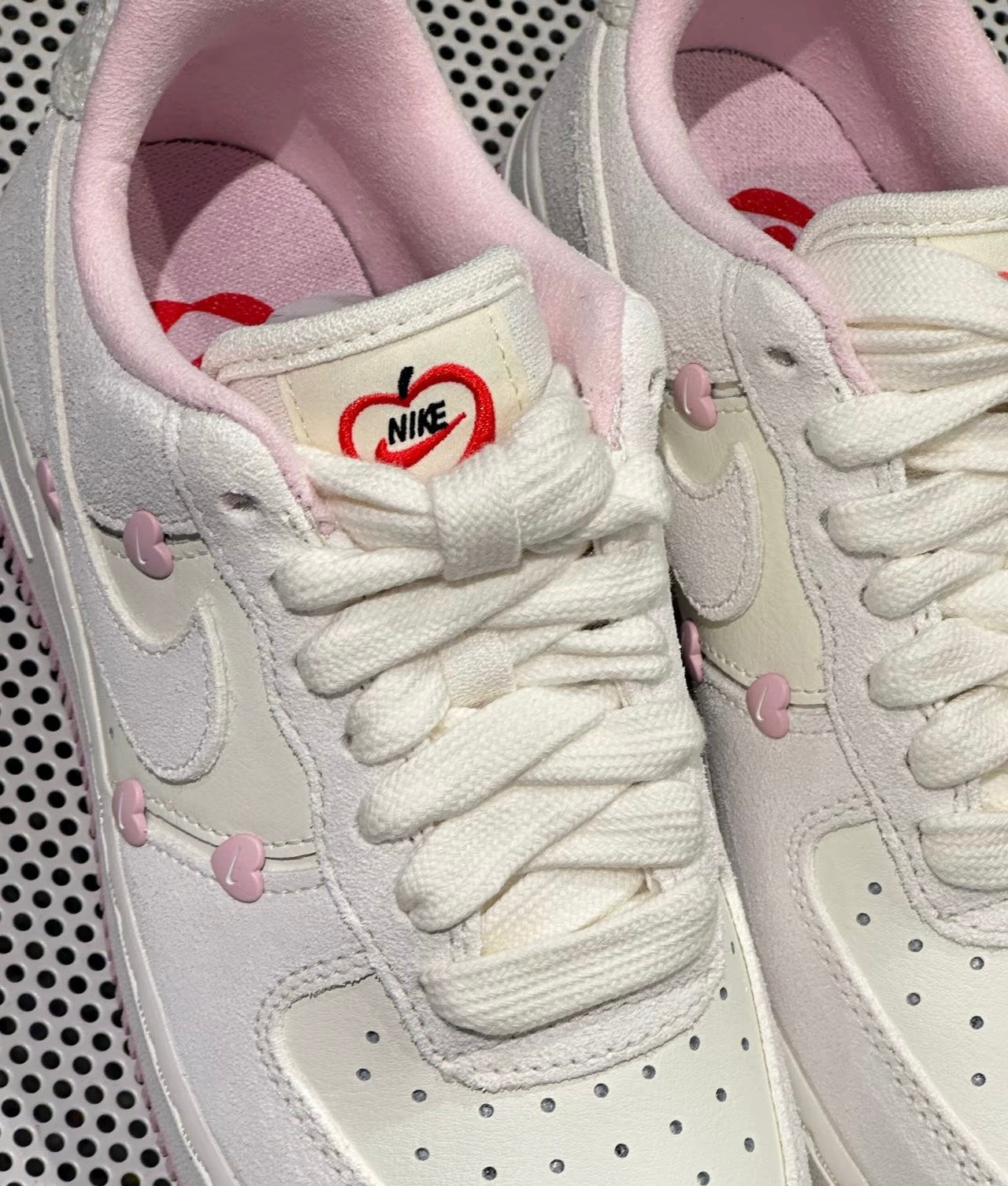 [粉色系秒殺] Nike Air Force Valentine‘s Day 2025 (HV5992-111)