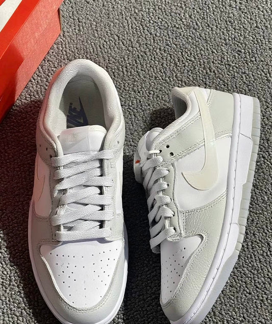 Nike Dunk Low Iridescent Swoosh 灰白雷射 (HJ5787-001)