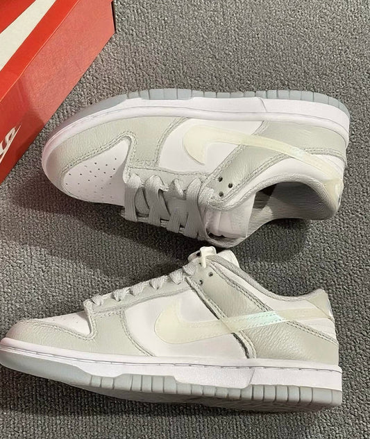 Nike Dunk Low Iridescent Swoosh 灰白雷射 (HJ5787-001)