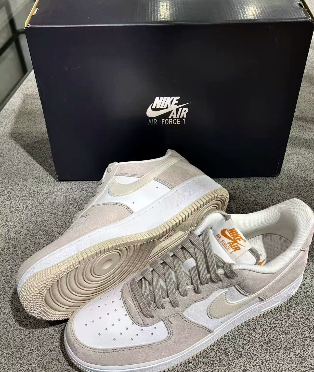 NIKE AIR FORCE 1 ‘07 College Grey / Light Orewood (IB3080-001)