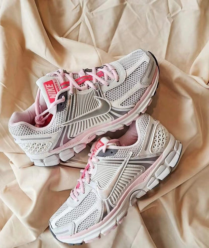 [粉色系秒殺] Nike Zoom Vomero 520 白粉灰 (FN3695-001)