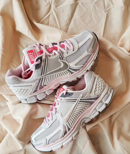 [粉色系秒殺] Nike Zoom Vomero 520 白粉灰 (FN3695-001)