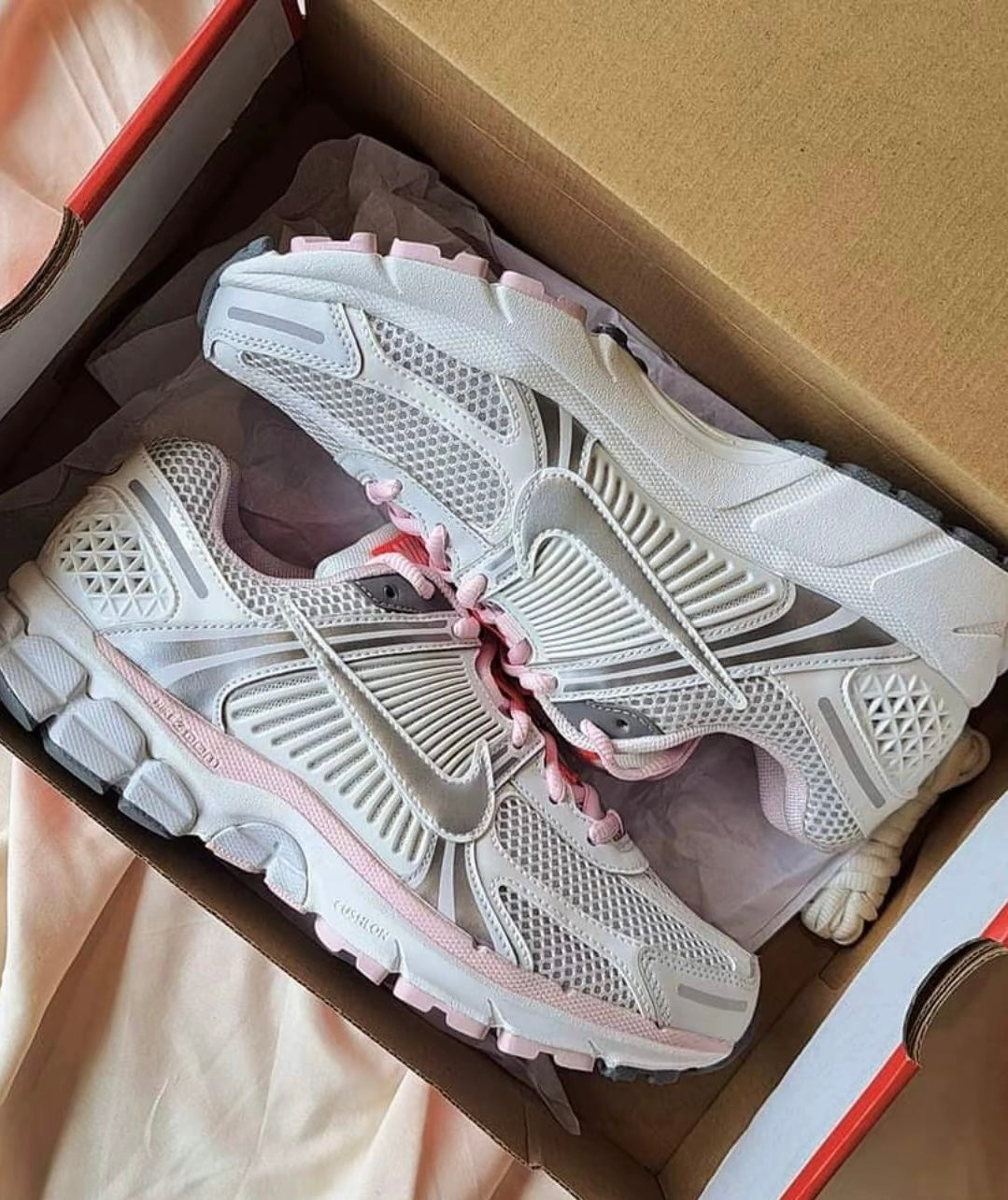 [粉色系秒殺] Nike Zoom Vomero 520 白粉灰 (FN3695-001)
