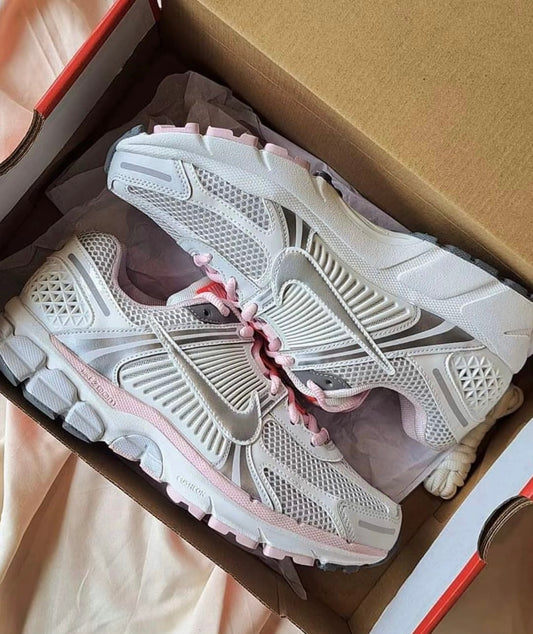 [粉色系秒殺] Nike Zoom Vomero 520 白粉灰 (FN3695-001)