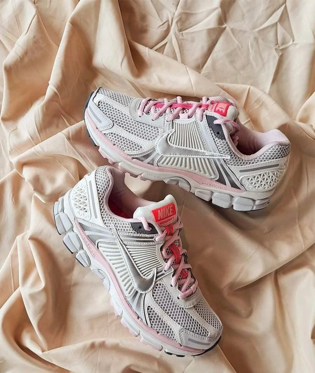 [粉色系秒殺] Nike Zoom Vomero 520 白粉灰 (FN3695-001)