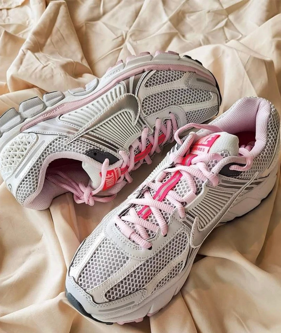 [粉色系秒殺] Nike Zoom Vomero 520 白粉灰 (FN3695-001)