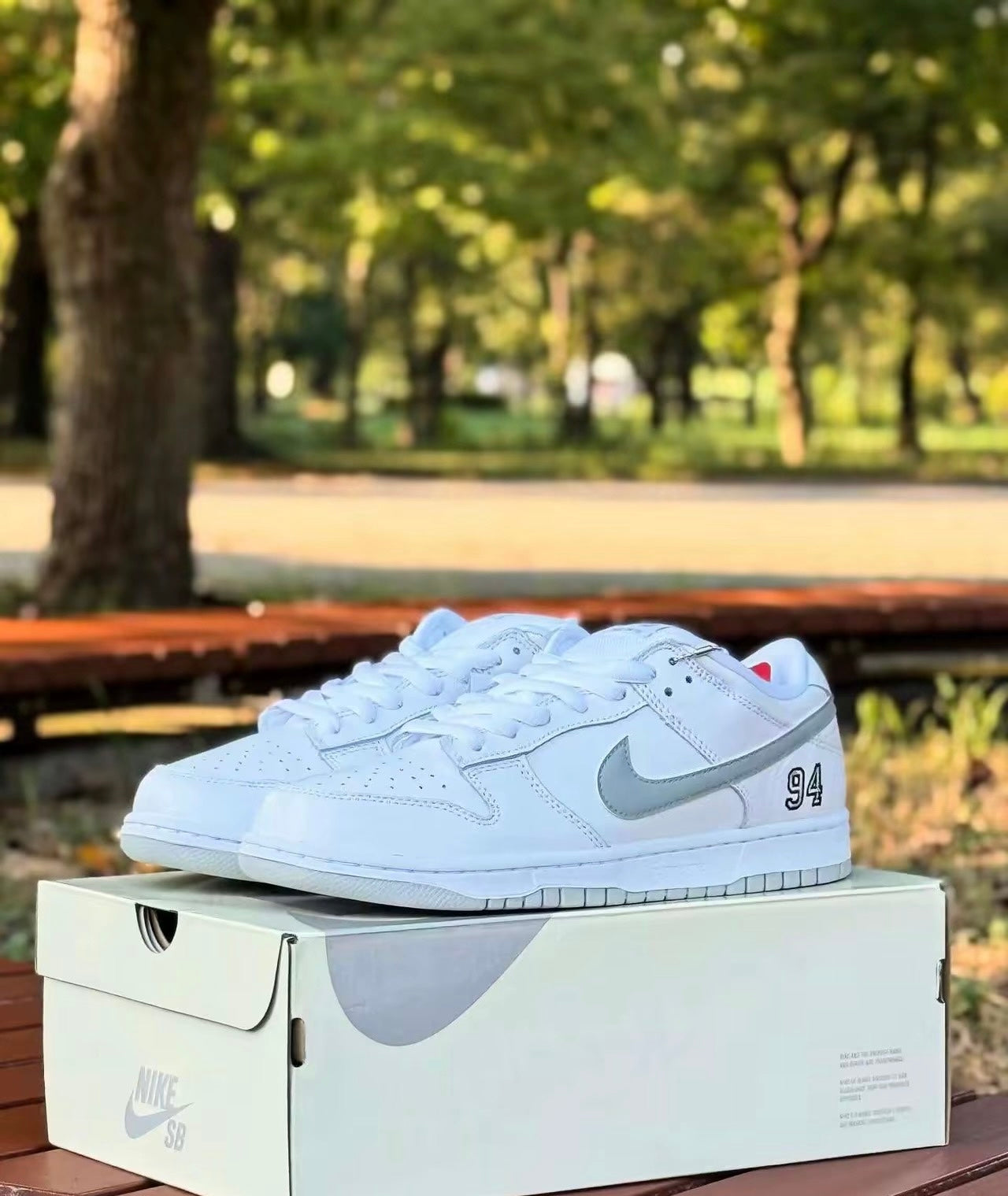Nike SB Dunk Low x Supreme 94 White metallic Silver 白色 (HQ8487-100)