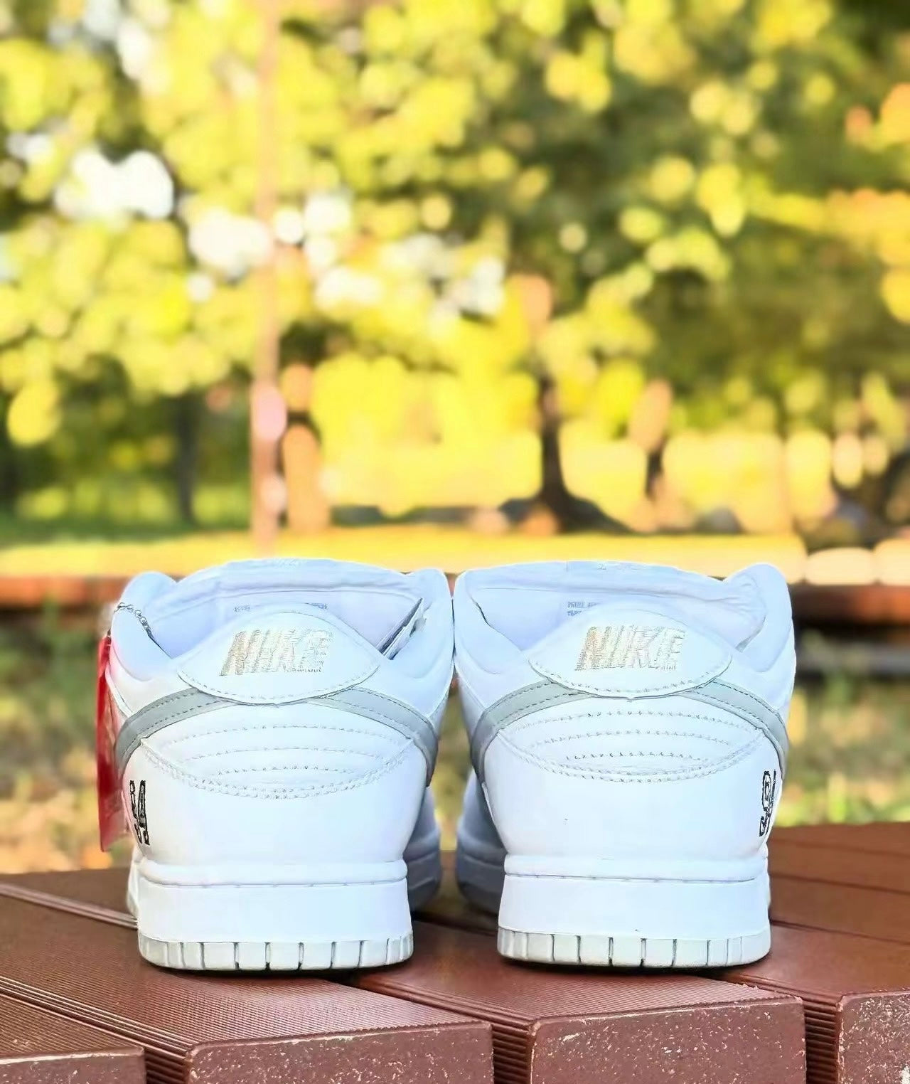 Nike SB Dunk Low x Supreme 94 White metallic Silver 白色 (HQ8487-100)