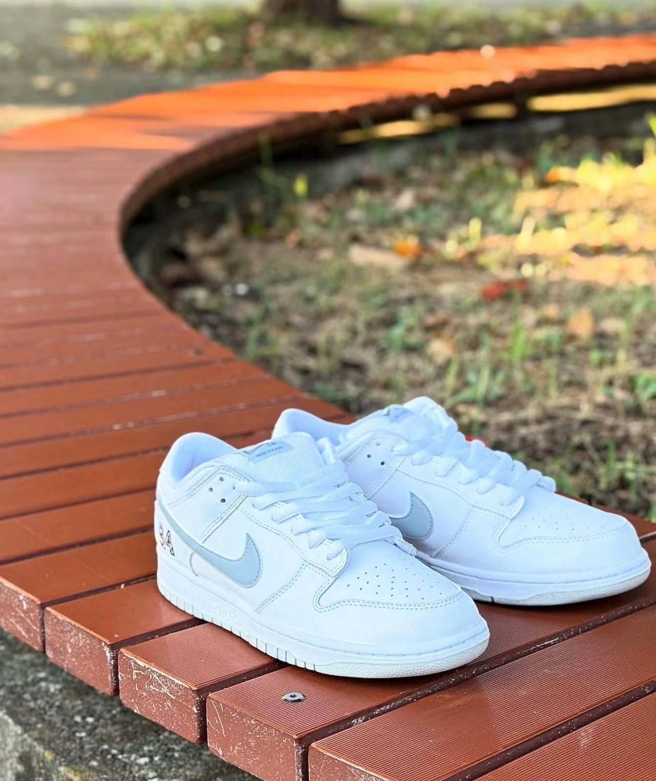 Nike SB Dunk Low x Supreme 94 White metallic Silver 白色 (HQ8487-100)
