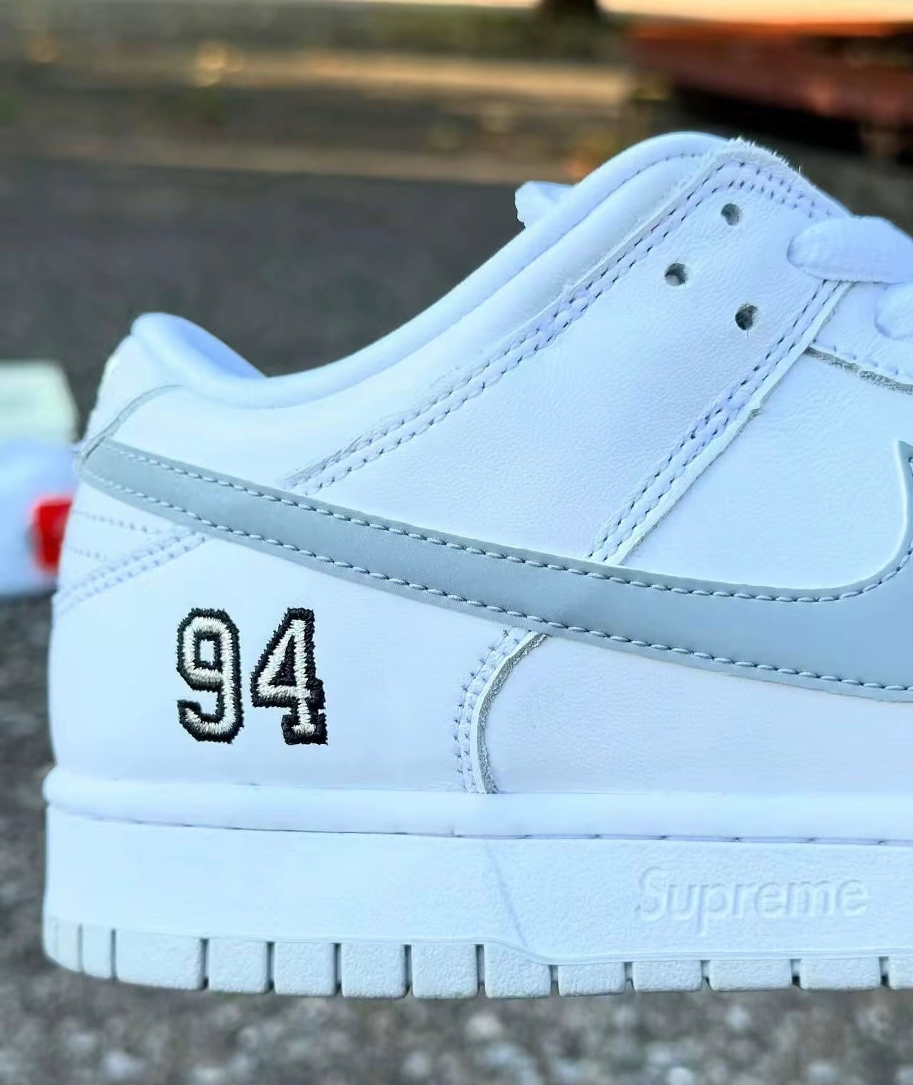 Nike SB Dunk Low x Supreme 94 White metallic Silver 白色 (HQ8487-100)