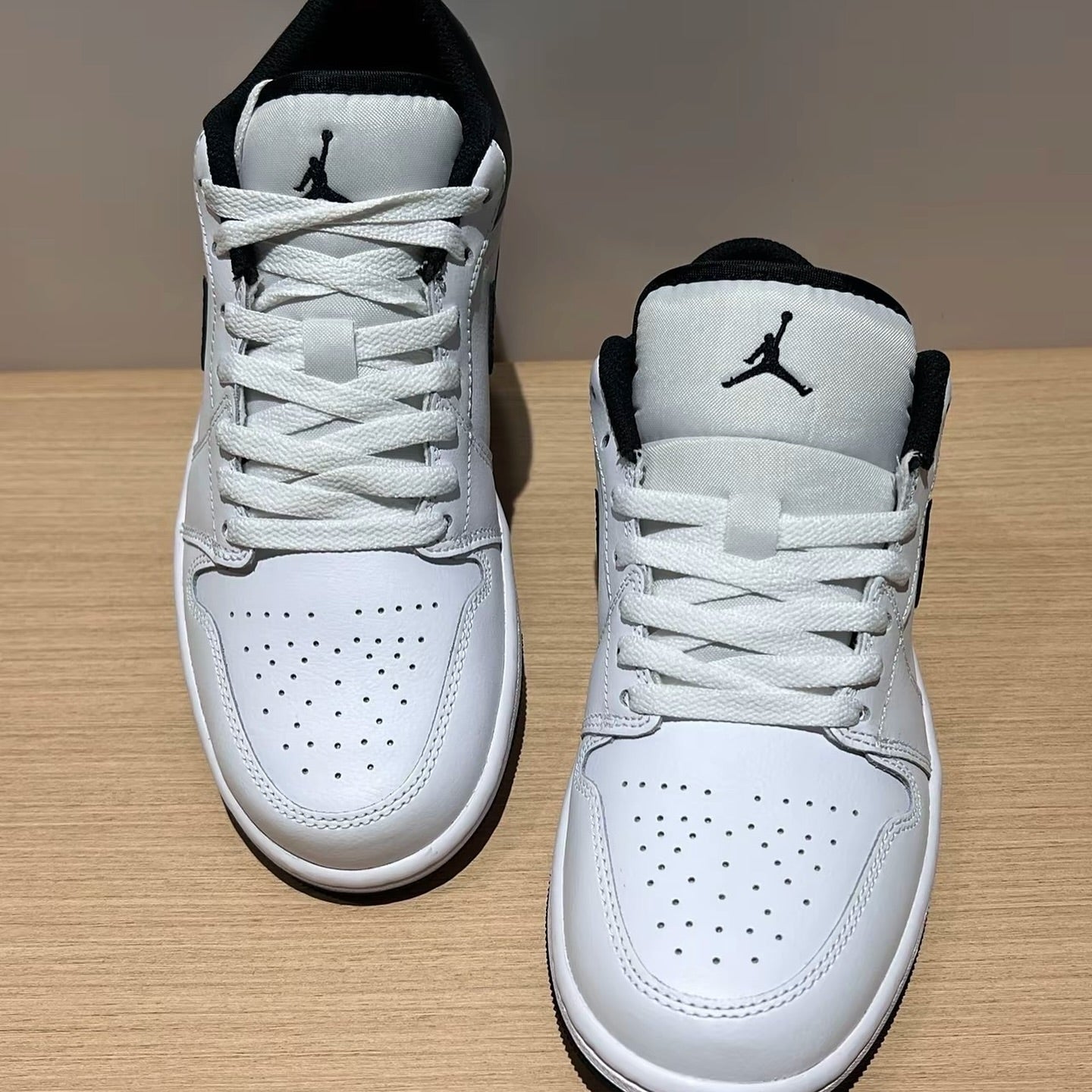 JORDAN 1 LOW WHITE BLACK (553558-132)