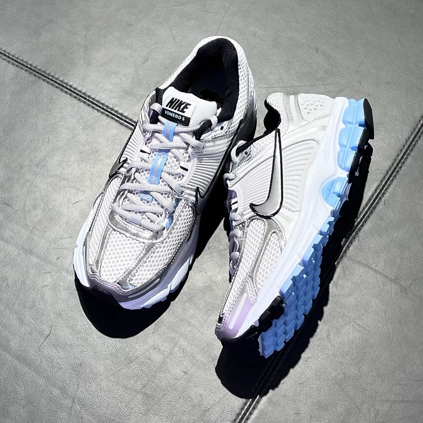 NIKE ZOOM VOMERO 5 WHITE METALLIC SILVER BLUE TINT (HF1877-100)