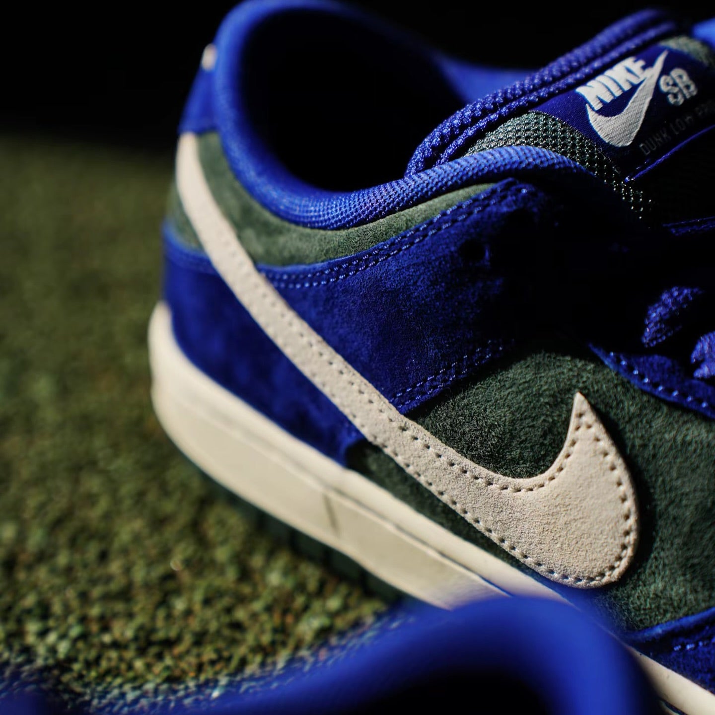 NIKE SB DUNK LOW DEEP ROYAL BLUE (HF3704-400)