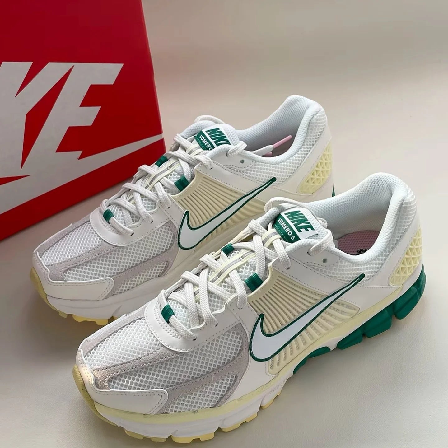 NIKE ZOOM VOMERO 5米黃綠 (FN8361-100)